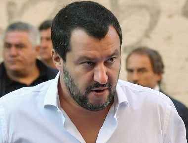 Ο Μ.Σαλβίνι φιλάει τον Σταυρό: Στην Ελλάδα ο Α.Τσίπρας προωθεί το «ουδετερόθρησκο» κράτος (φωτό)